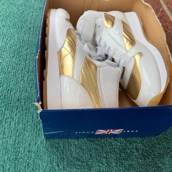 REEBOK Men’s GOLD Foil Edition Metallic Fit Sneakers - Picture 6 of 13